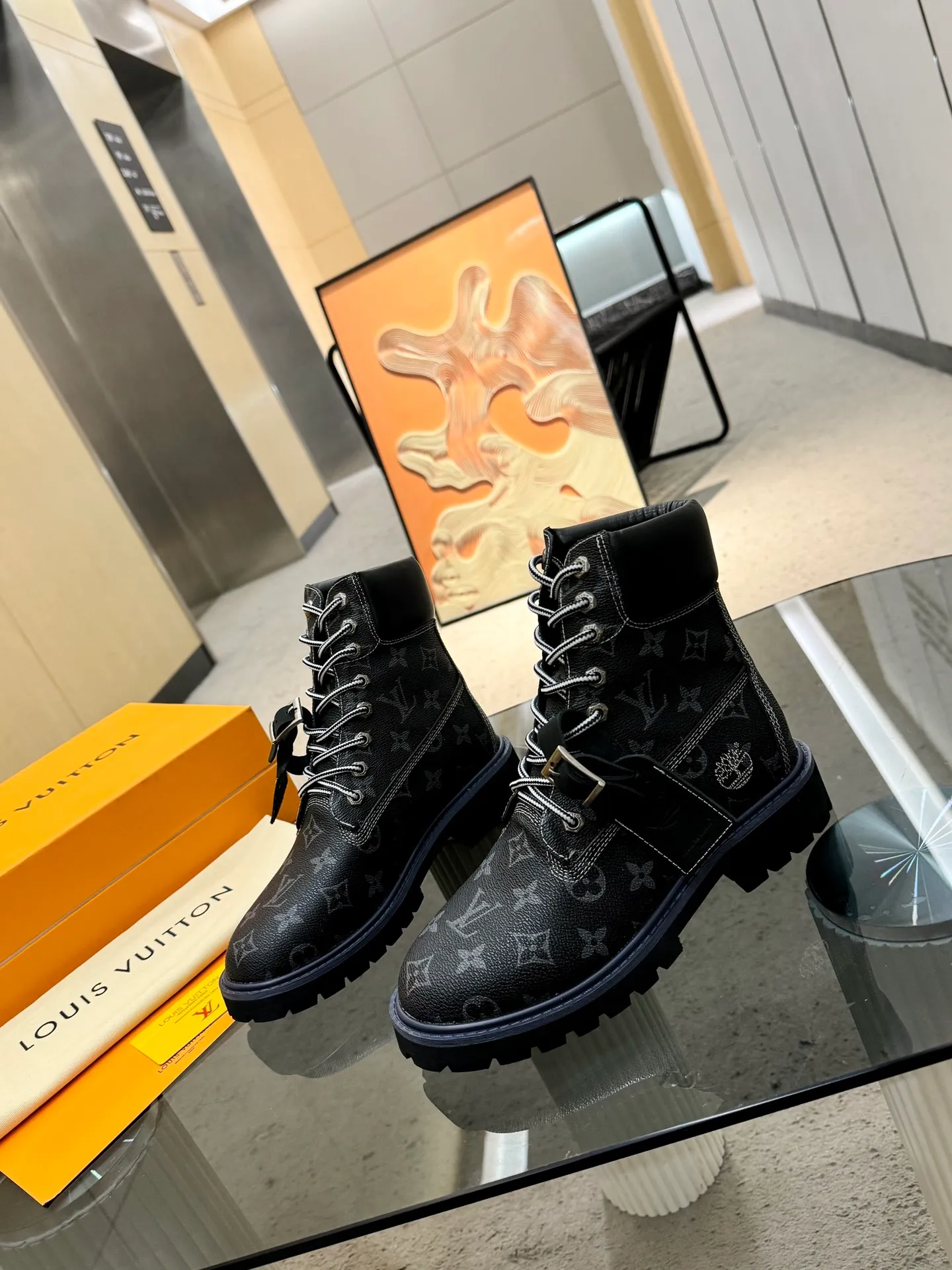 👟👟Ex-factory price 560👟👟 Men's size +20 Top version: 🏆Louis Vuitton x Timberland co-branded Via Instagram Lv ²⁰²4𝐬𝐬 Early autumn Timberland rhubarb boots worn by many stars 💯Multiple sets of outfits, autumn and winter limited edition👊 It is very difficult to buy at counters. This will be the first explosive version to detonate early autumn. It is worthy of having a unique fashion trend leading style. It is highly recommended to buy. Fabric: first layer nubuck leather. Lining: cowhide lining. Outsole: two-color rubber (sole thickness 5cm). Size: Female 35-41 (41 customized) Male 39-45 (45 customized)